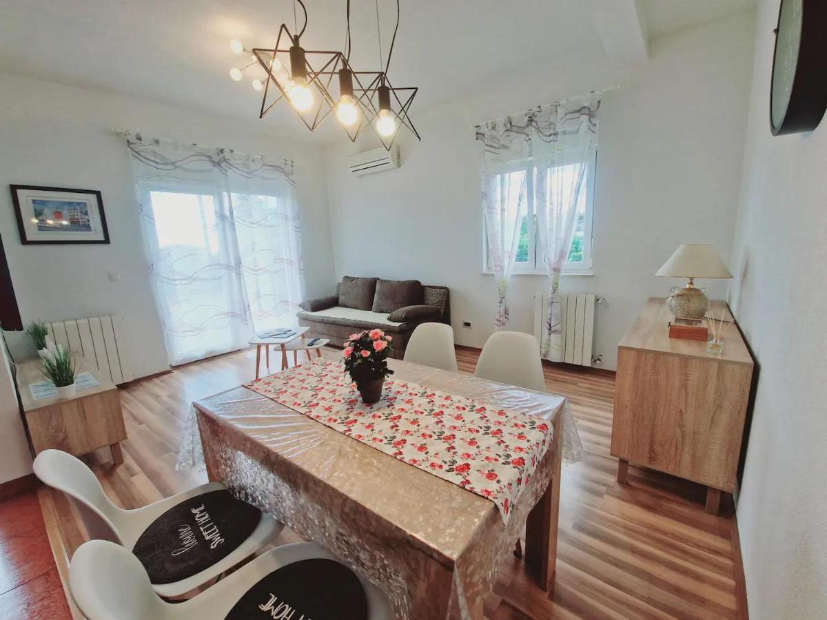 Apartments In Rijeka, Free Parking And Large Terrace, 15Min Drive From The Beach Exterior foto